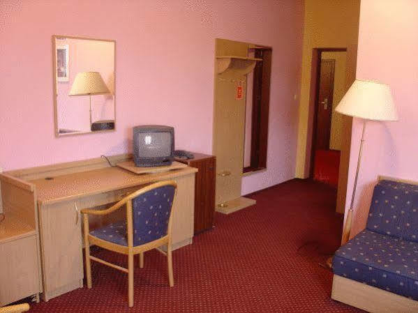 Rezydencja Parkowa Hotel Warschau Buitenkant foto